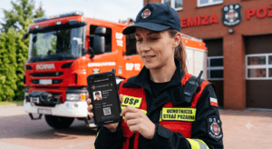 Telefon z aplikacją mObywatel prezentujący cyfrową mLegitymację OSP