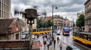 Syrena alarmowa na dachu budynku podczas ogólnopolskiego ćwiczenia systemu ostrzegania ALARM 2026